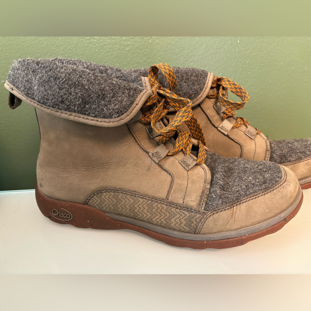 Women’s size 9 Chaco waterproof boots